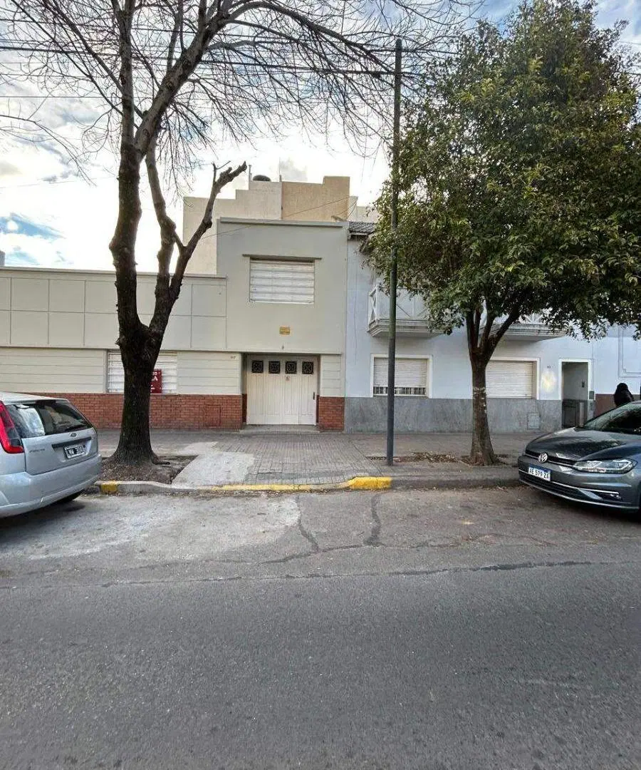 Casa en alquiler c/ cochera en La Plata 1