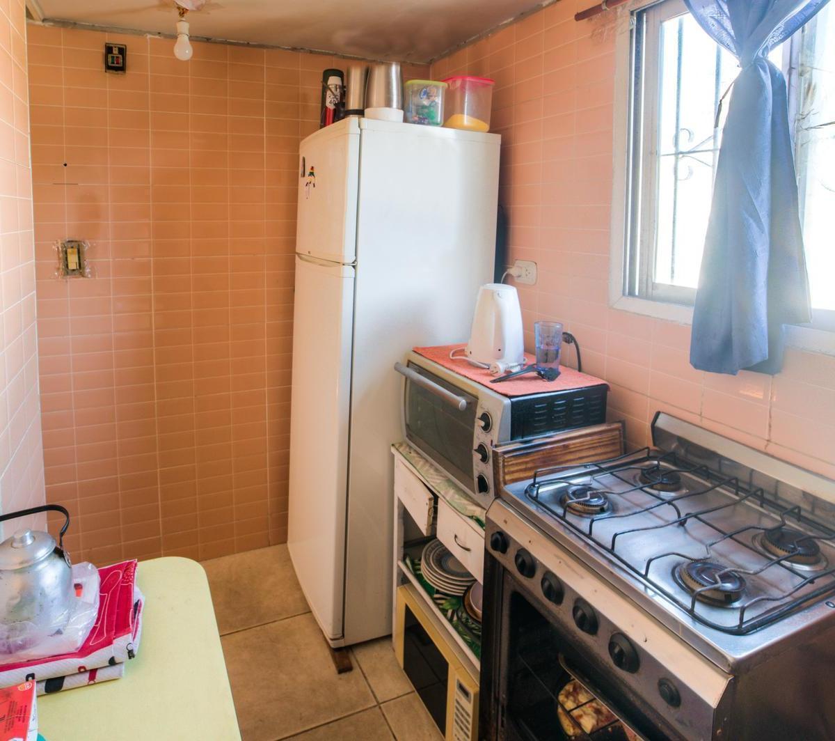 Departamento en Barrio Vélez Sarsfield. 2 Ambientes en Segundo Piso por Escalera. 3