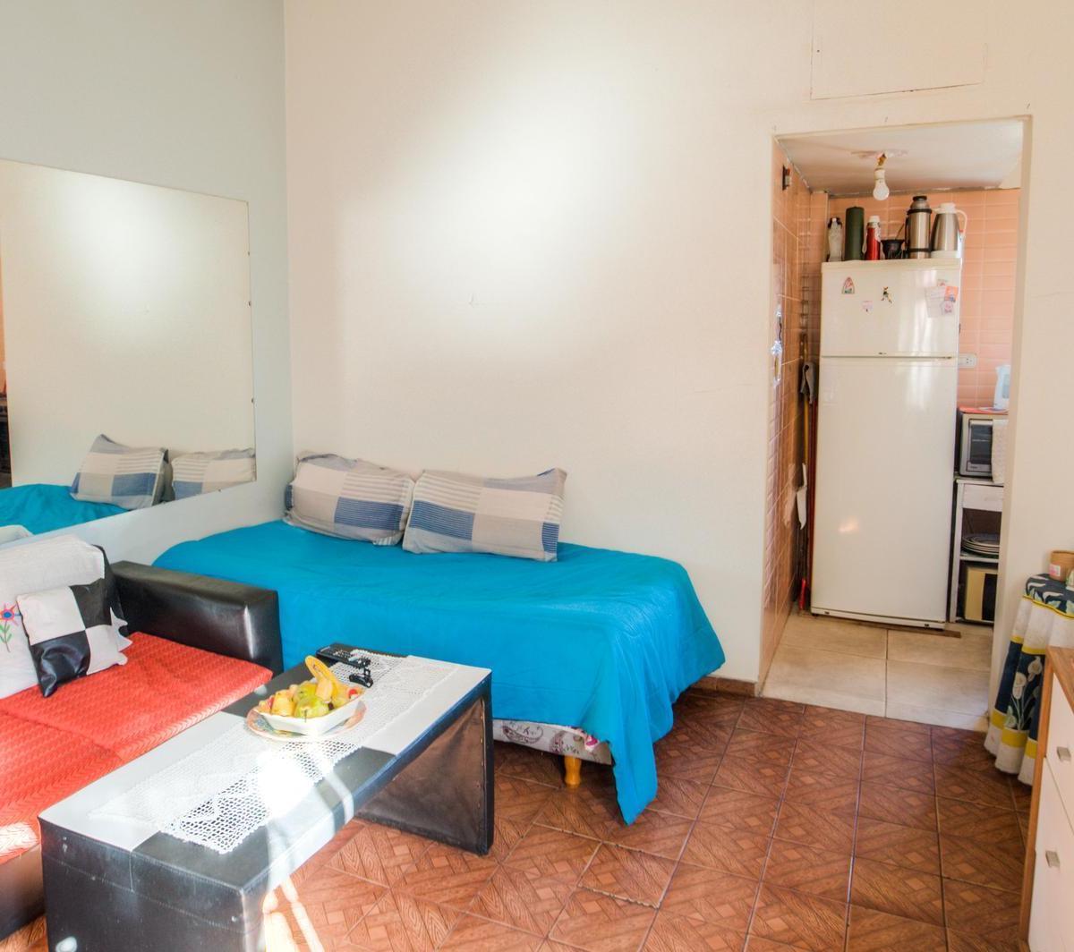 Departamento en Barrio Vélez Sarsfield. 2 Ambientes en Segundo Piso por Escalera. 5