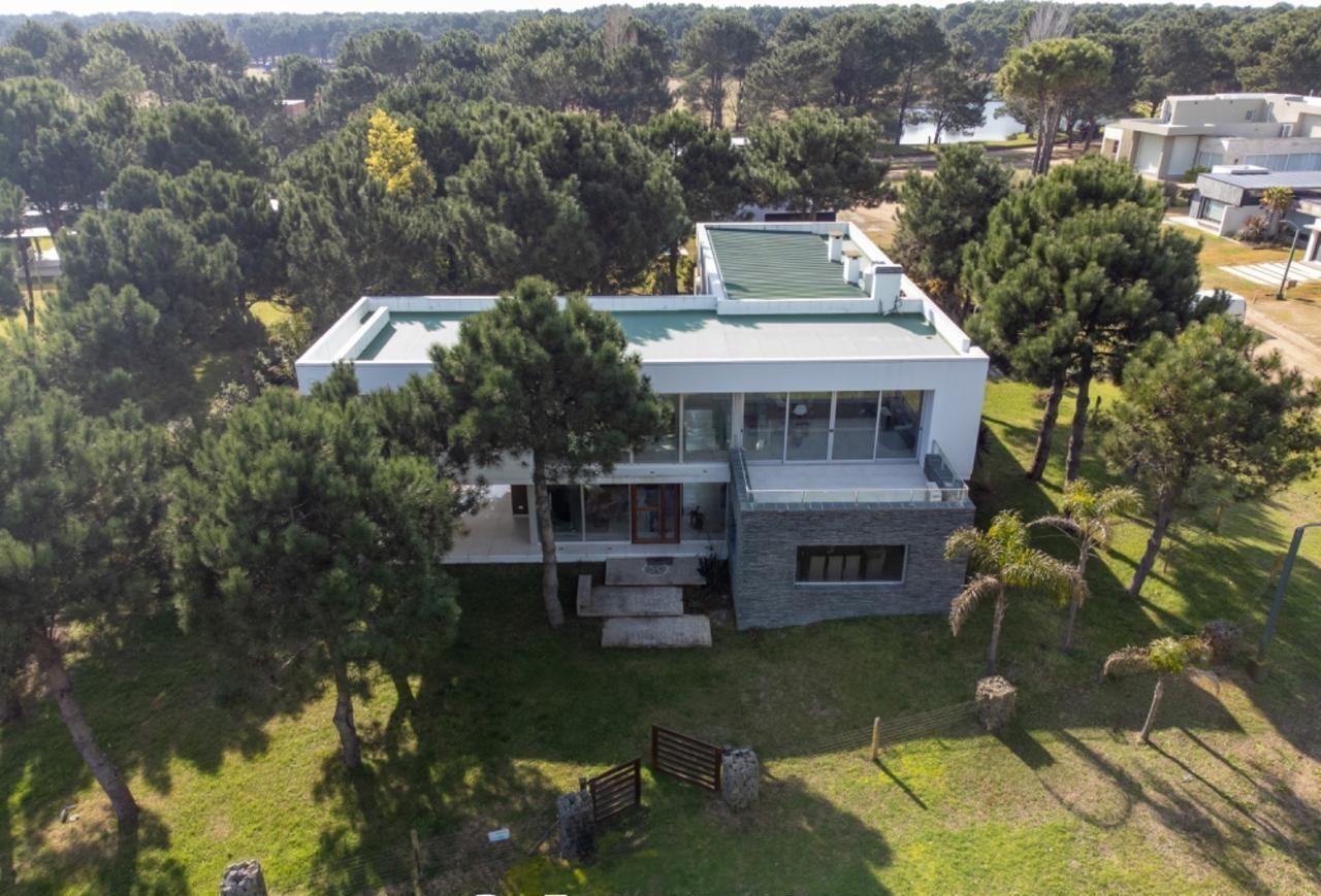 Alquiler exclusiva casa de 4 dormitorios con Playroom y Gimnasio - Barrio La Herradura Pinama