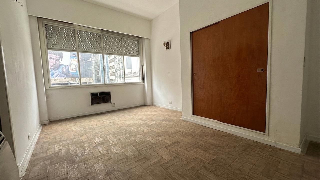 OPORTUNIDAD. Departamento en destacado edificio sobre Av. Corrientes. MUY LUMINOSO
