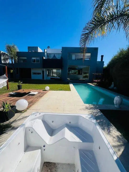 Casa moderna a la launa, 4 dormitorios, amarra, pileta, yazuzzi, sauna en barrio San Isidro Labrador 4