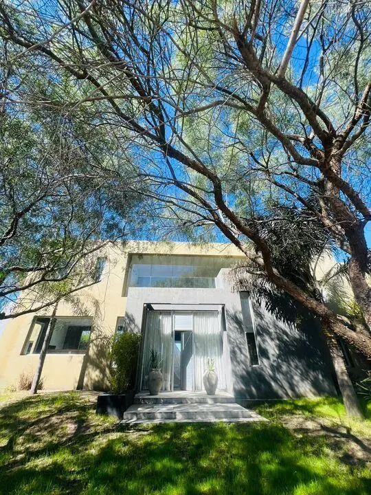 Casa moderna a la launa, 4 dormitorios, amarra, pileta, yazuzzi, sauna en barrio San Isidro Labrador 3