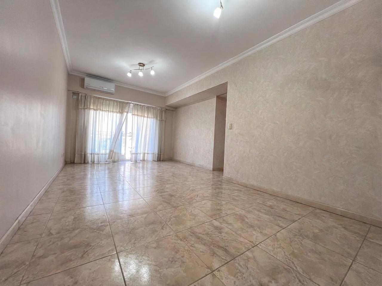 Foto de Venta Departamento 4 Ambientes, al frente, con balcon - en Caballito, imagen 2