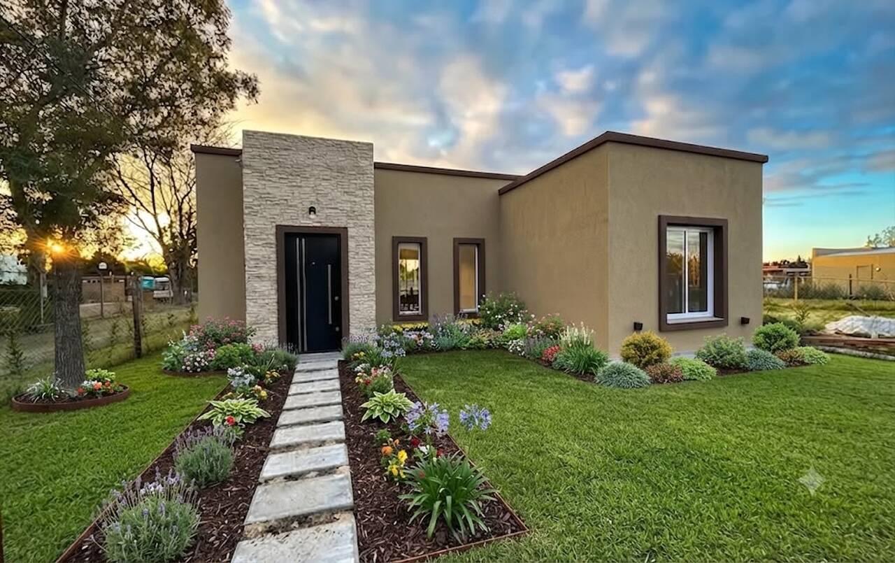Foto de OPORTUNIDAD - Casa a estrenar - 3 ambientes c/Jardin - Loma Verde, imagen 1