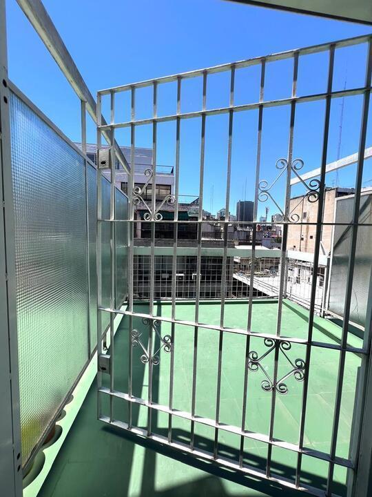 Foto de Departamento monoambiente - Balcón aterrazado sobre calle Florida, imagen 3