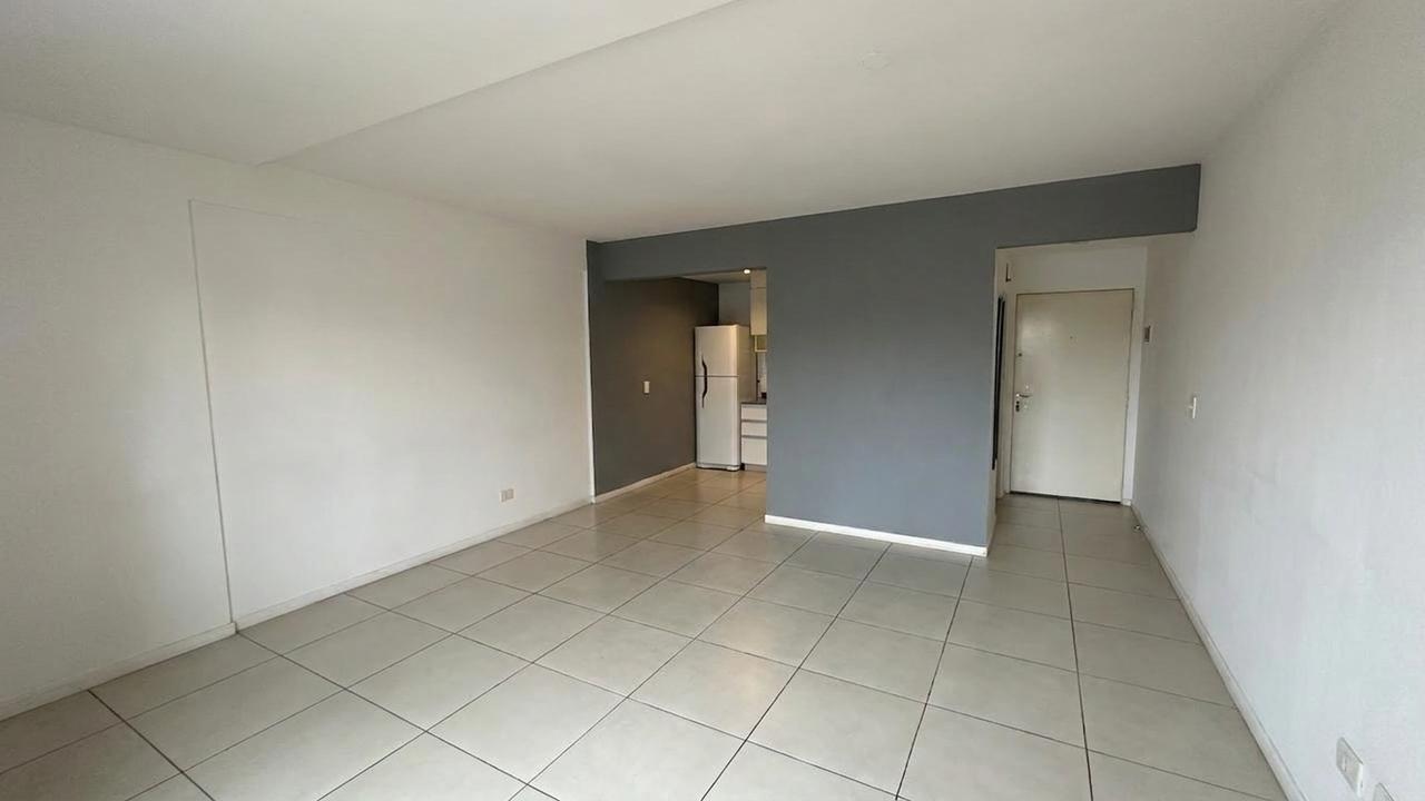 Foto de Venta Monoambiente luminoso al frente con balcón. Monserrat, CABA, imagen 1