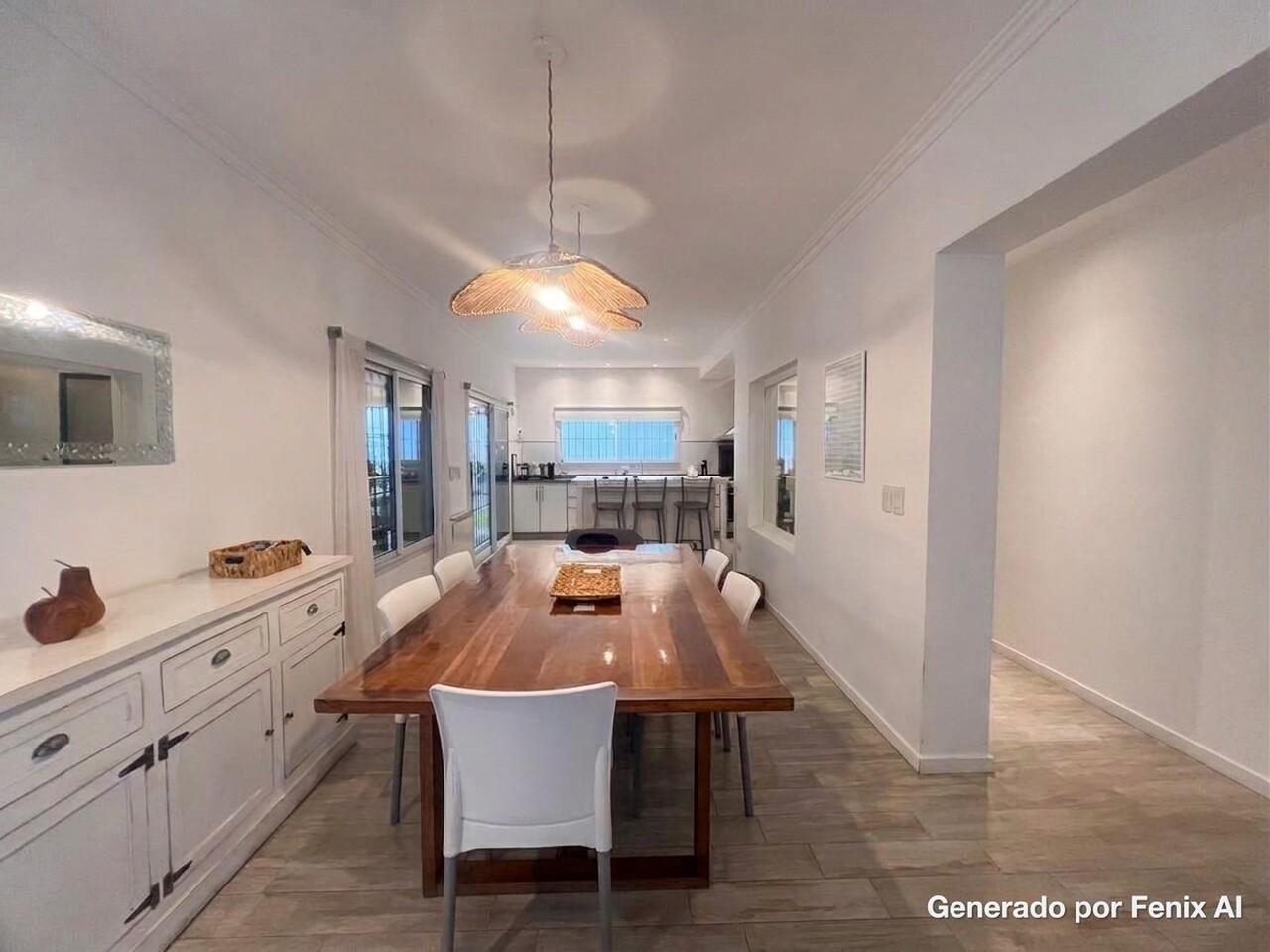 Foto de Venta - Casa de 4 ambientes en Martínez - Galeria con Parrilla - Jardin, imagen 1
