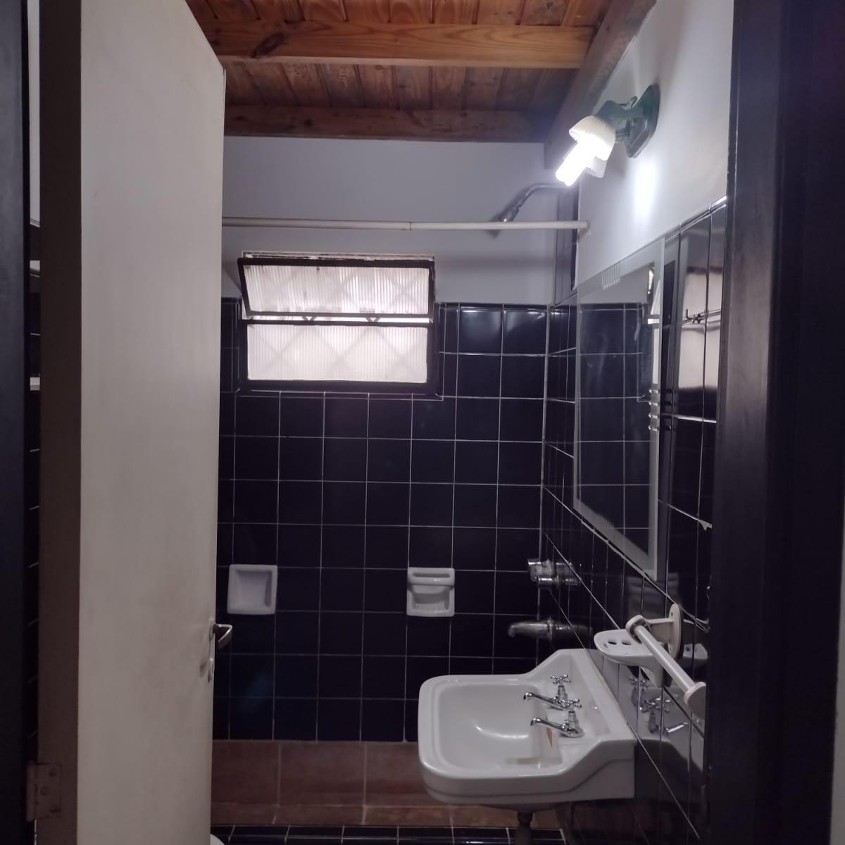 Foto de VENTA AMPLIO PH 3 1/2 AMB, POR PASILLO AL FONDO, ZONA LOMA HERMOSA, imagen 3