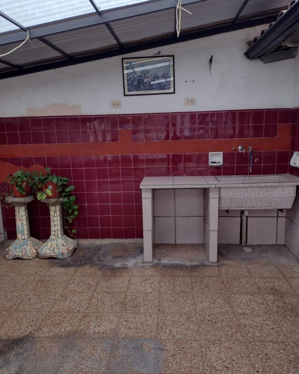 Foto de VENTA AMPLIO PH 3 1/2 AMB, POR PASILLO AL FONDO, ZONA LOMA HERMOSA, imagen 4