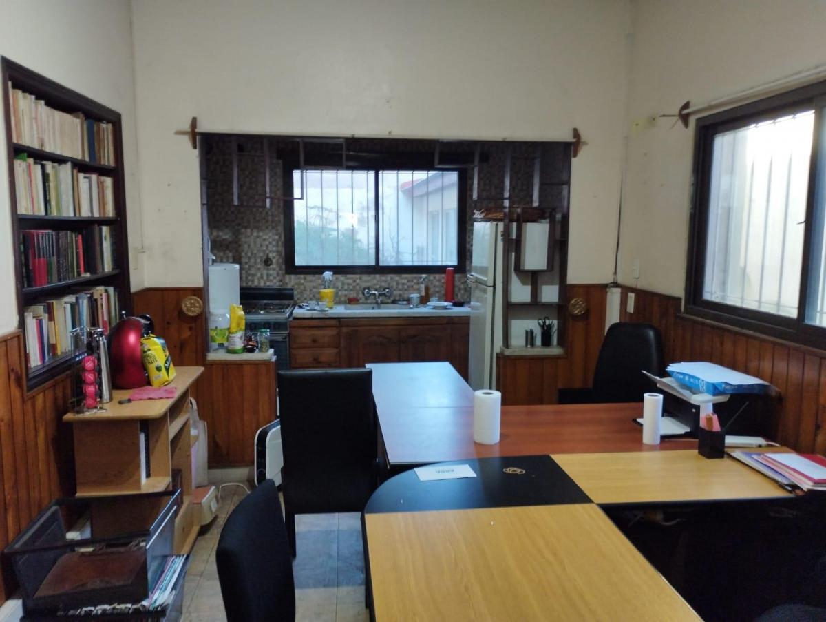 Casa en Zona Comercial, Ideal Oficinas o Comercio! 2