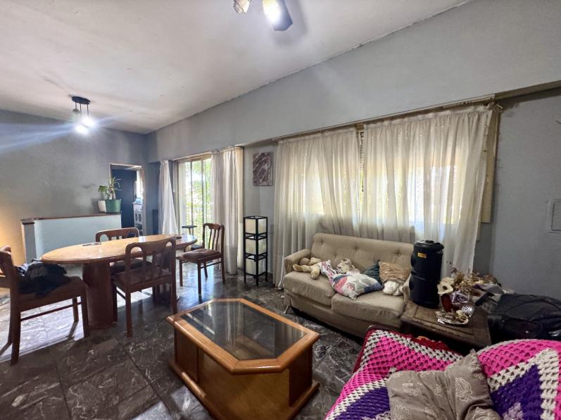 Foto de CASA EN VENTA EN CASEROS – 5 DORMITORIOS, JARDÍN Y 2 COCHERAS, imagen 1