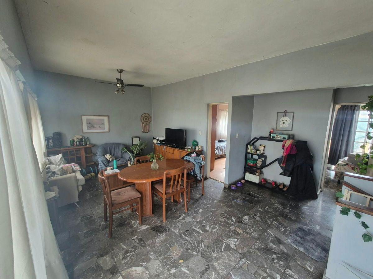 Foto de CASA EN VENTA EN CASEROS – 5 DORMITORIOS, JARDÍN Y 2 COCHERAS, imagen 3