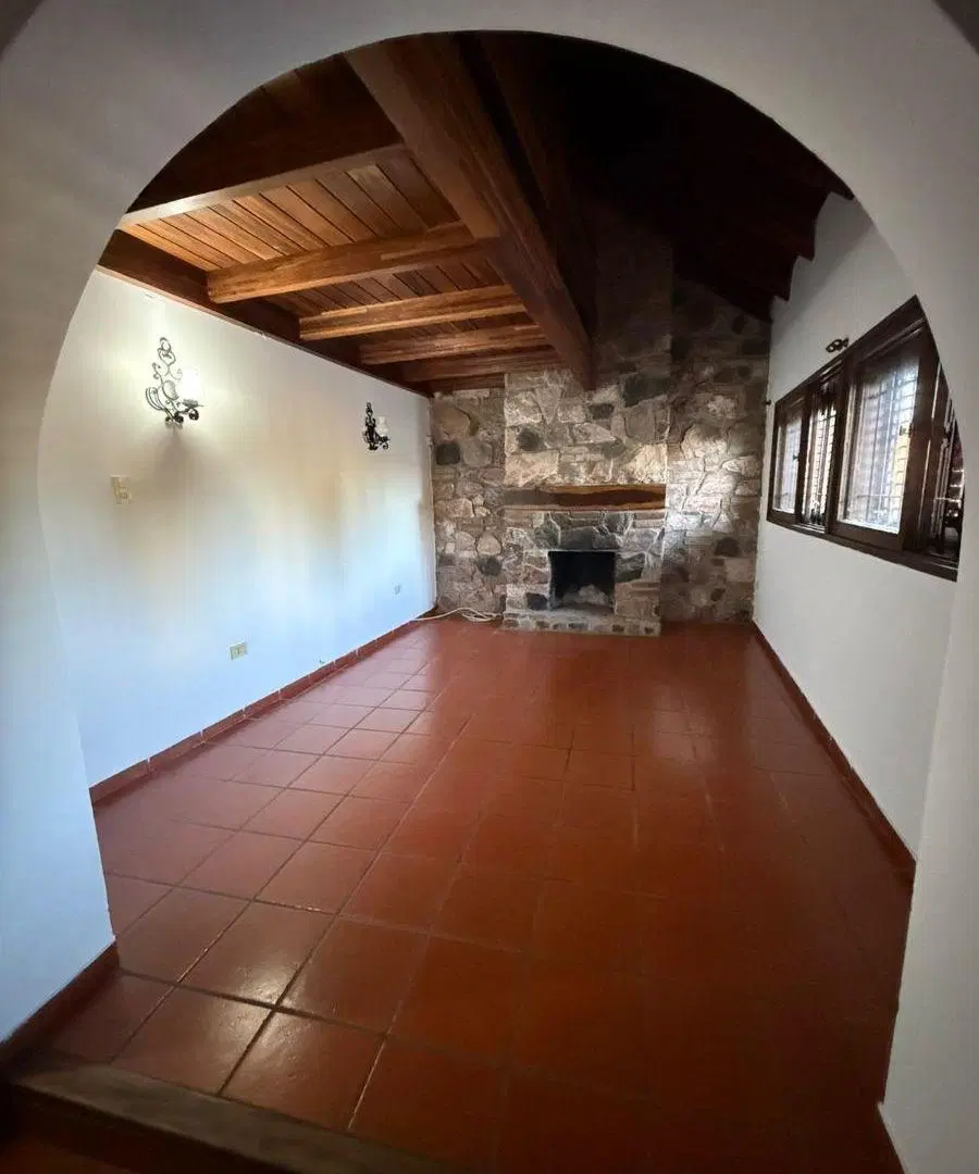 Casa en Alquiler de 3 Dormitorios en Barrio Arguello 8