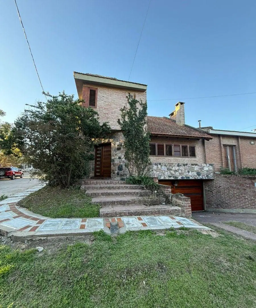 Casa en Alquiler de 3 Dormitorios en Barrio Arguello 1