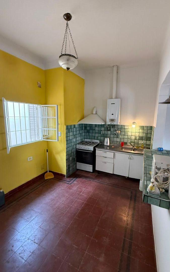 Foto de Casa esquina de 2 dormitorios con cochera en alquiler, imagen 2