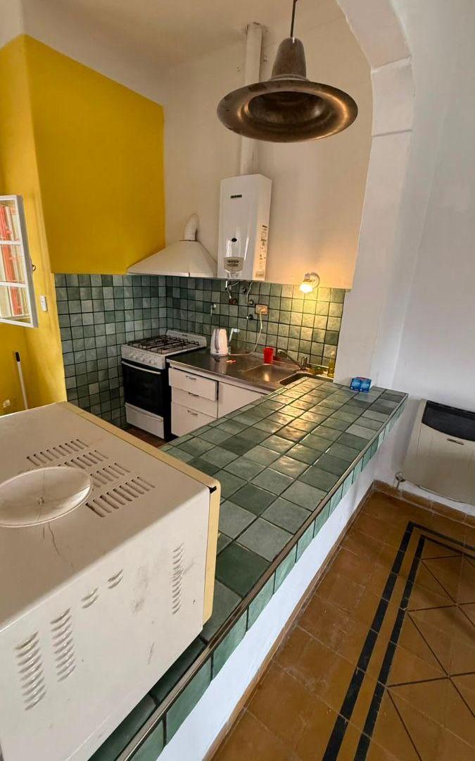Foto de Casa esquina de 2 dormitorios con cochera en alquiler, imagen 1