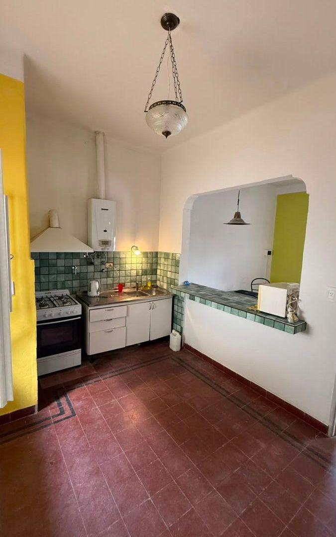 Foto de Casa esquina de 2 dormitorios con cochera en alquiler, imagen 3