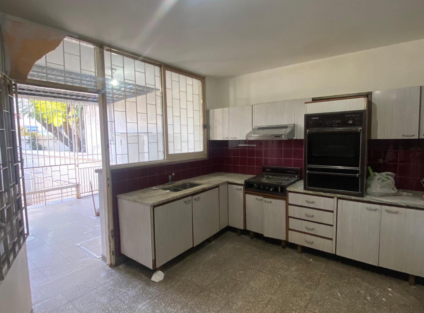 Foto de Casa en venta en General Paz - 5 dormitorios, patio y cochera para 2, imagen 2