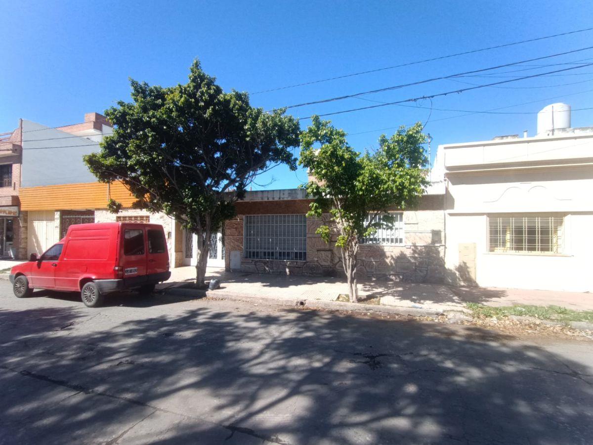 Venta - Casa de 2 Dormitorios con Cochera y Patio.