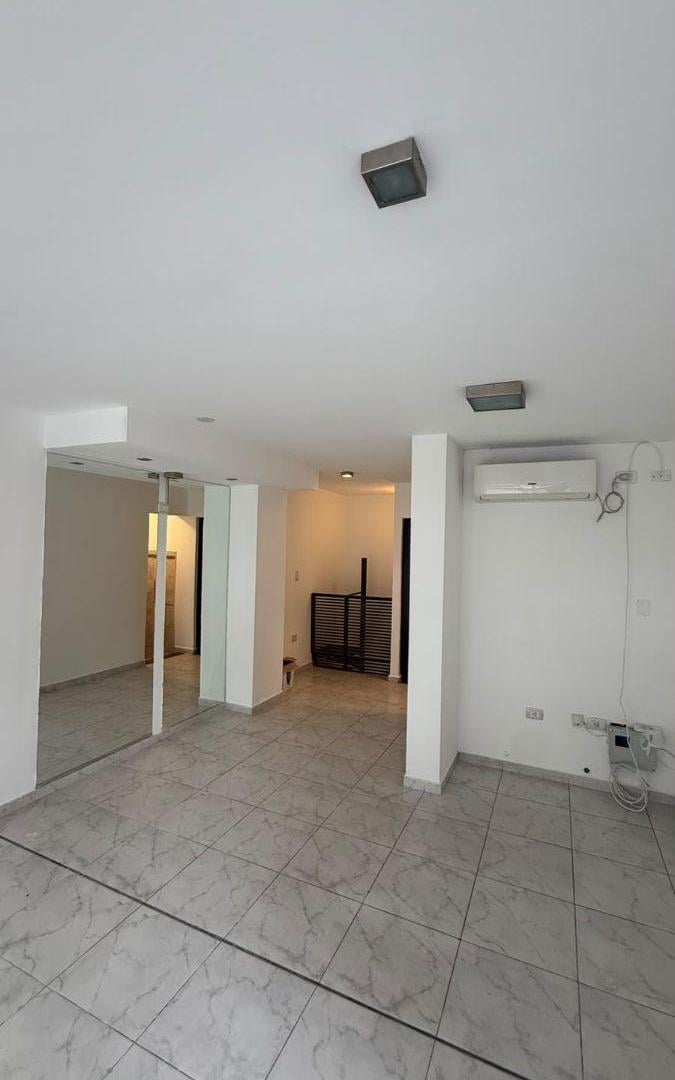 Foto de Local comercial de 2 plantas en alquiler en General Paz, imagen 4