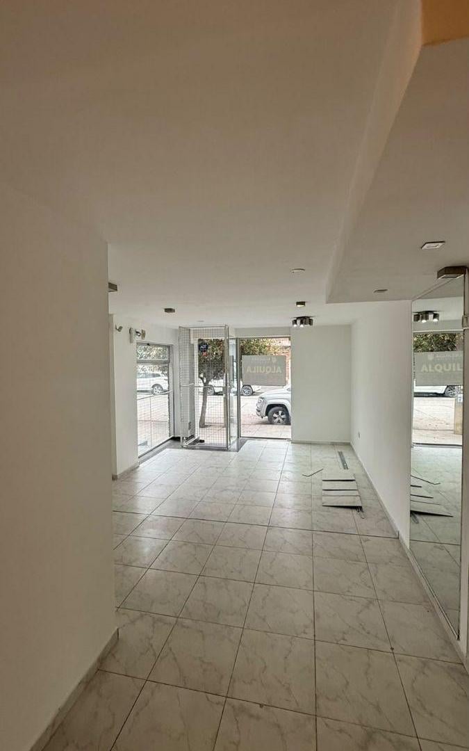Foto de Local comercial de 2 plantas en alquiler en General Paz, imagen 2