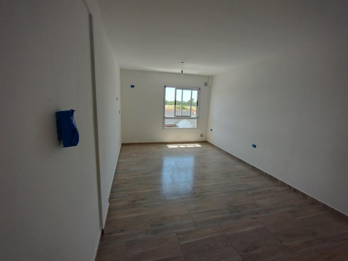 Foto de Departamento en venta de 2 ambientes con cochera en Luzuriaga, imagen 2
