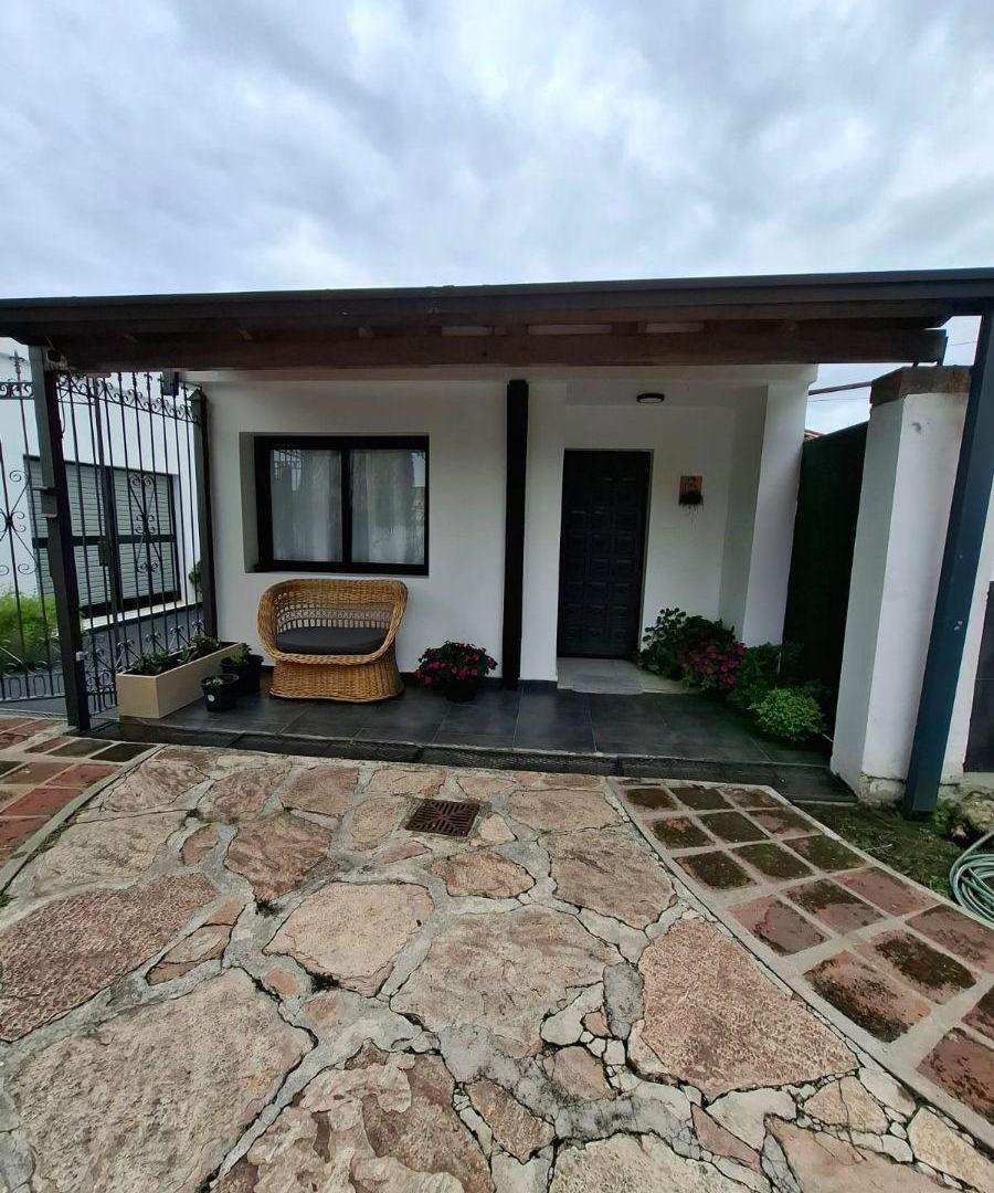 Casa amoblada y equipada de dos dormitorios en alquiler anual en Barrio La Cuesta. Cochera y Piscina