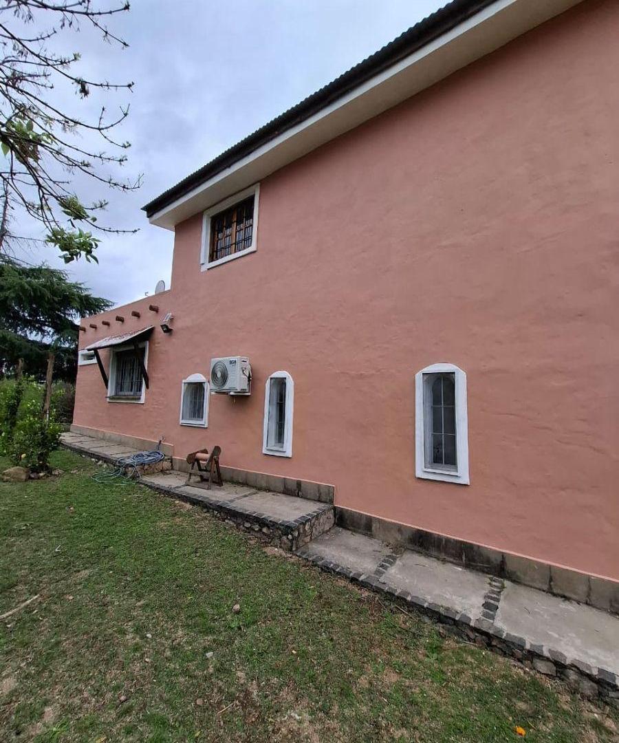 Foto de Casa chalet estilo casa de campo en venta en Villa Parque Siquiman. A, imagen 2