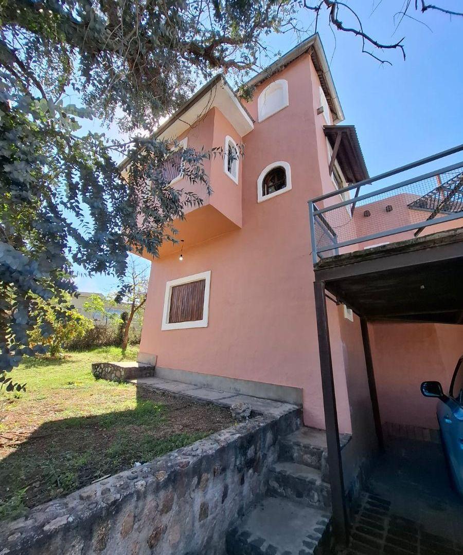 Foto de Casa chalet estilo casa de campo en venta en Villa Parque Siquiman. A, imagen 3
