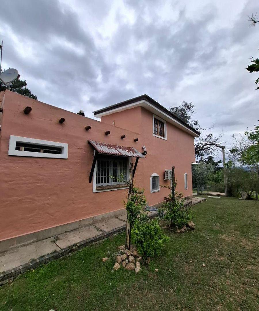Foto de Casa chalet estilo casa de campo en venta en Villa Parque Siquiman. A, imagen 1