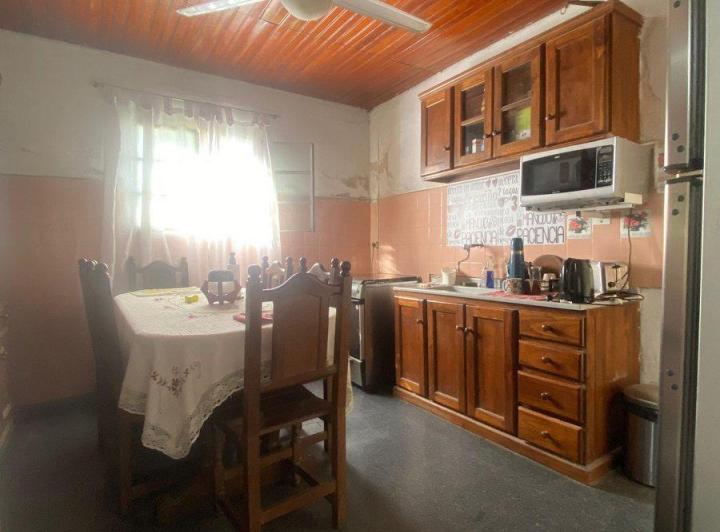 CASA 5 AMBIENTES, a 3 cuadras de AV Sarmiento 3