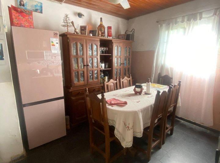 CASA 5 AMBIENTES, a 3 cuadras de AV Sarmiento 4