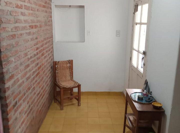 CASA CENTRICA, DOS PLANTAS, GARAGE, AMPLIO PATIO. 4