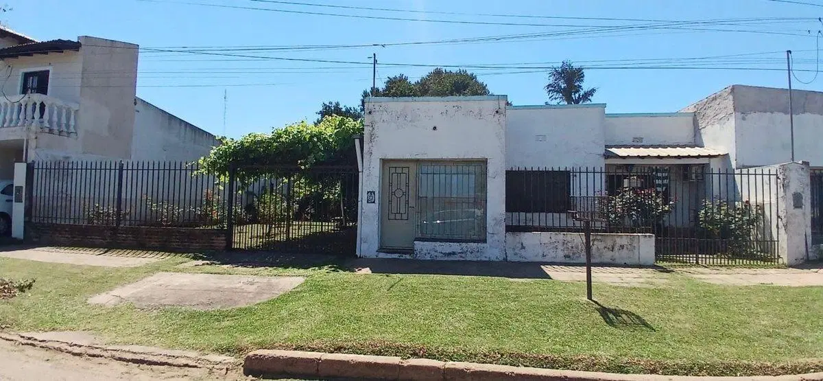 CASA EN VENTA DE 5 AMBIENTES EN BELLA VISTA CTES 2