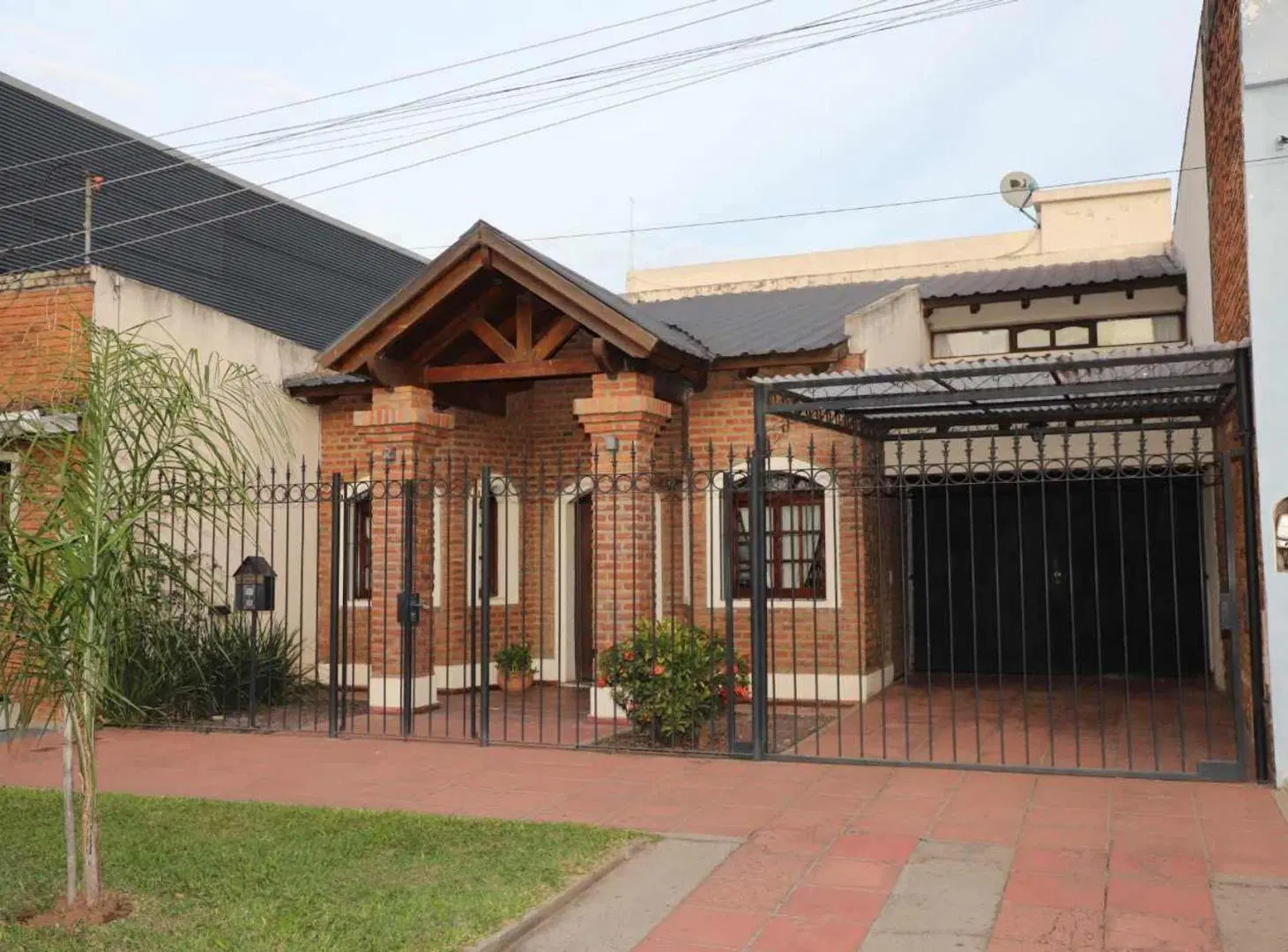 ¡CASA EN VENTA, 8 AMBIENTES! BELLA VISTA CTES. 3