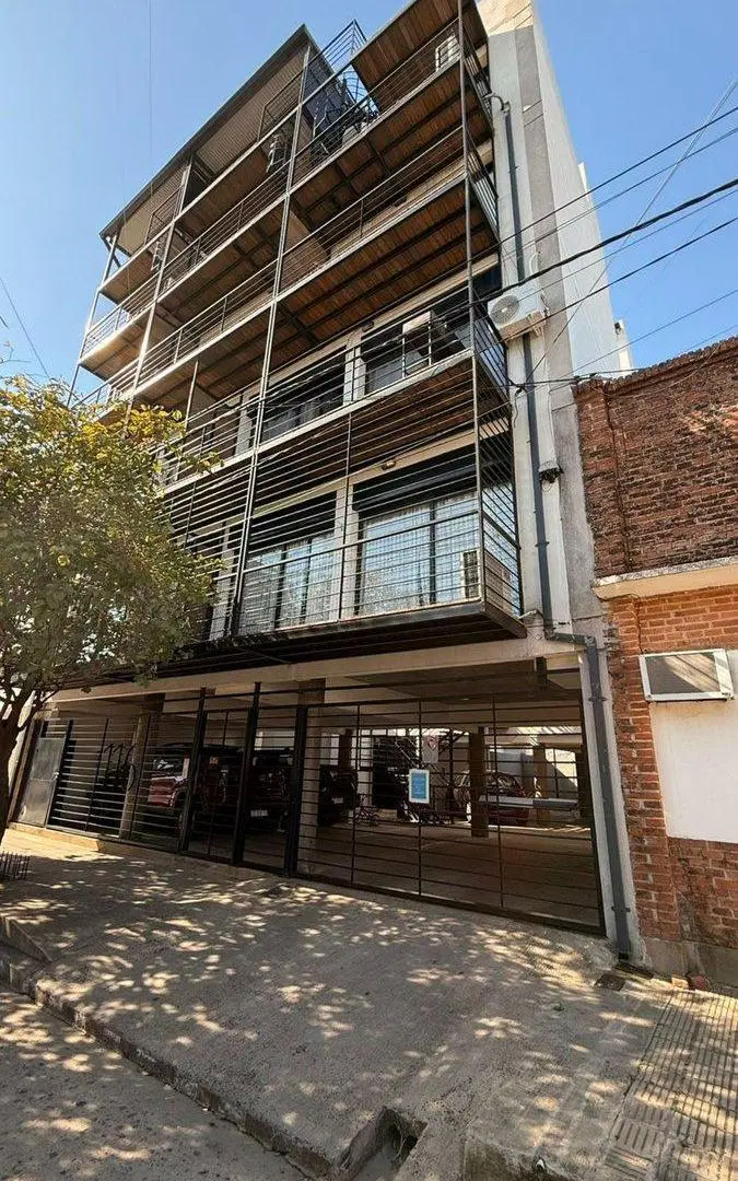 Triplex con cochera. Balcón a la calle.Zona centro 3