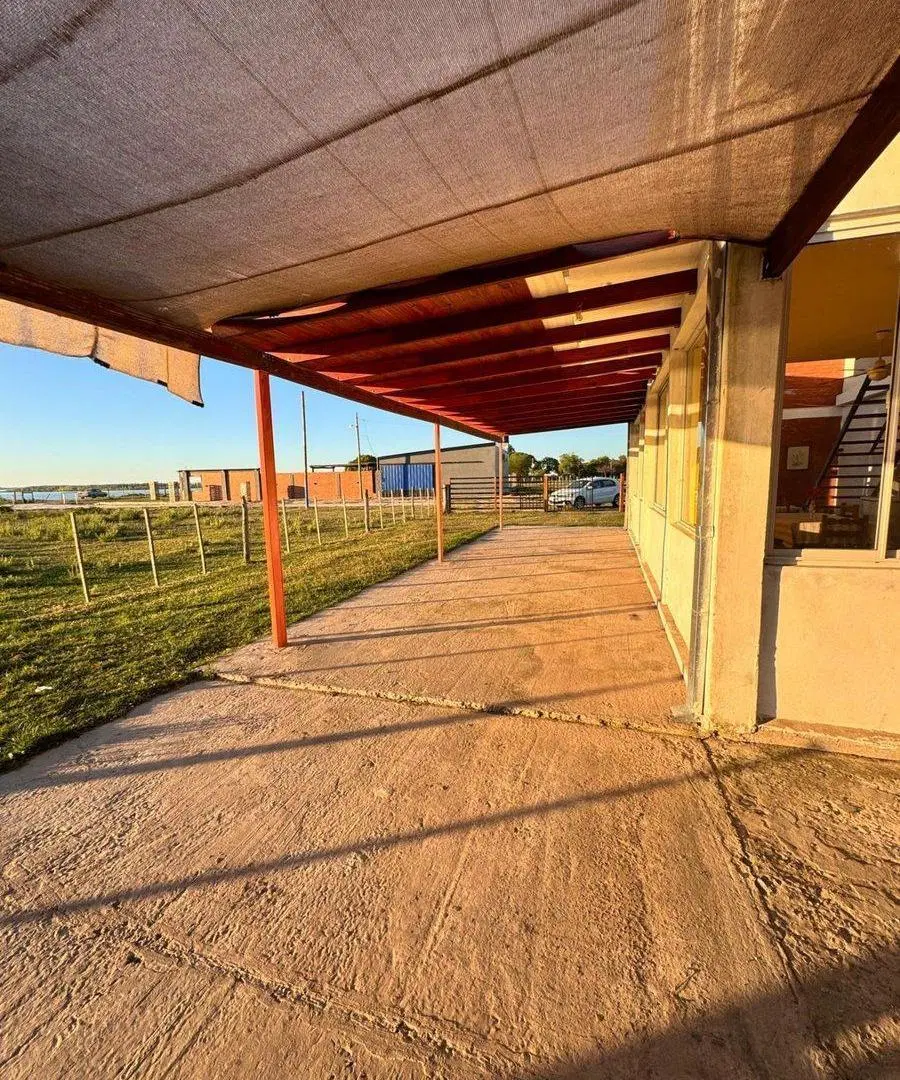 CASA EN VENTA FRENTE AL RIO 2