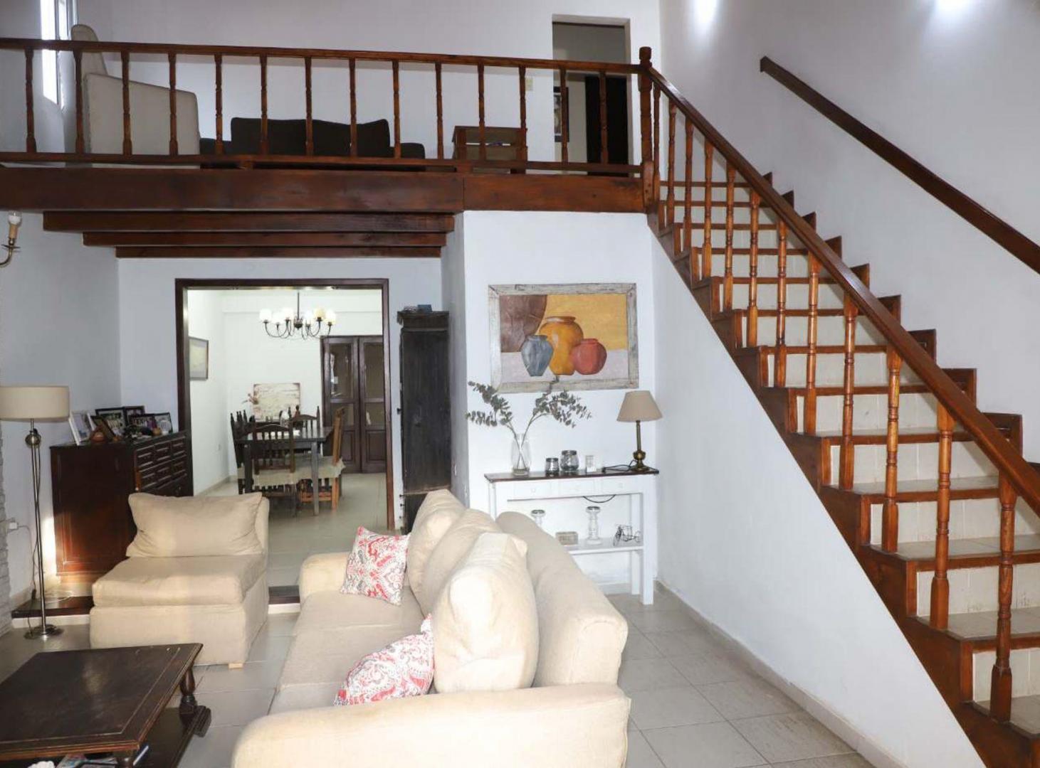 Foto de ¡CASA EN VENTA, 8 AMBIENTES! BELLA VISTA CTES., imagen 1