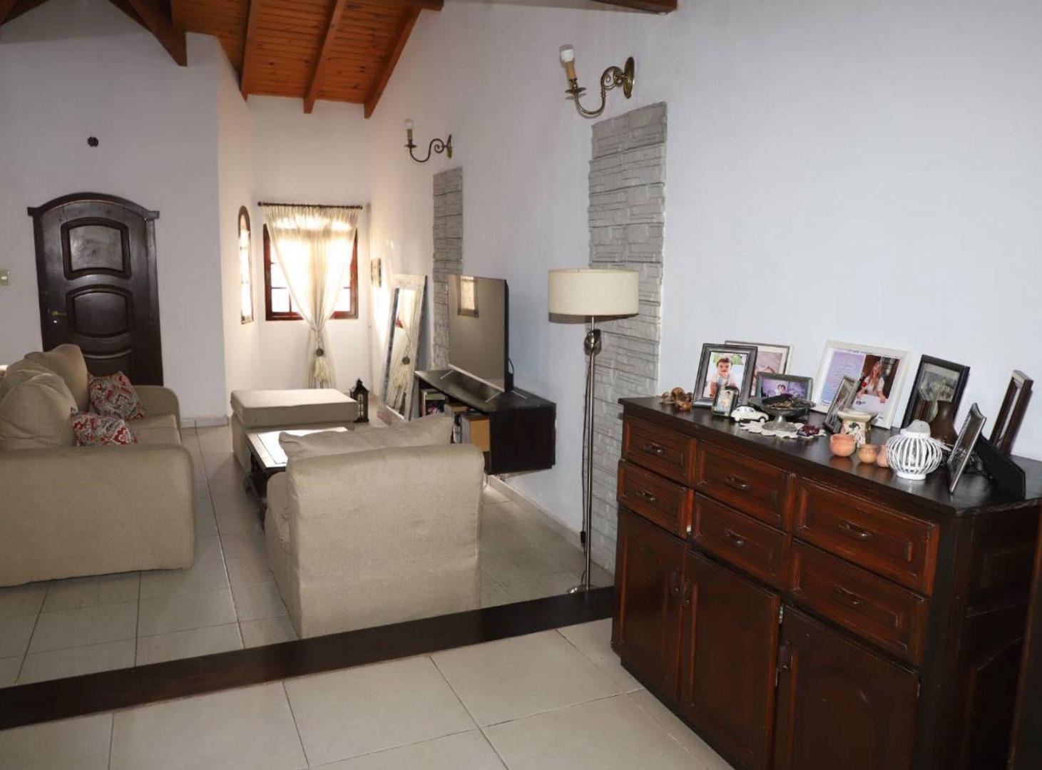 Foto de ¡CASA EN VENTA, 8 AMBIENTES! BELLA VISTA CTES., imagen 4