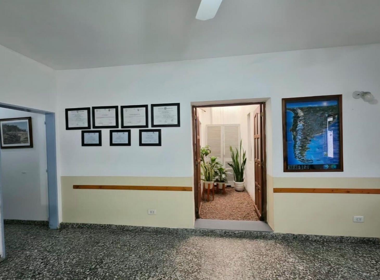 Foto de VENDO CASA | Ubicación privilegiada sobre Av Rolon, imagen 2