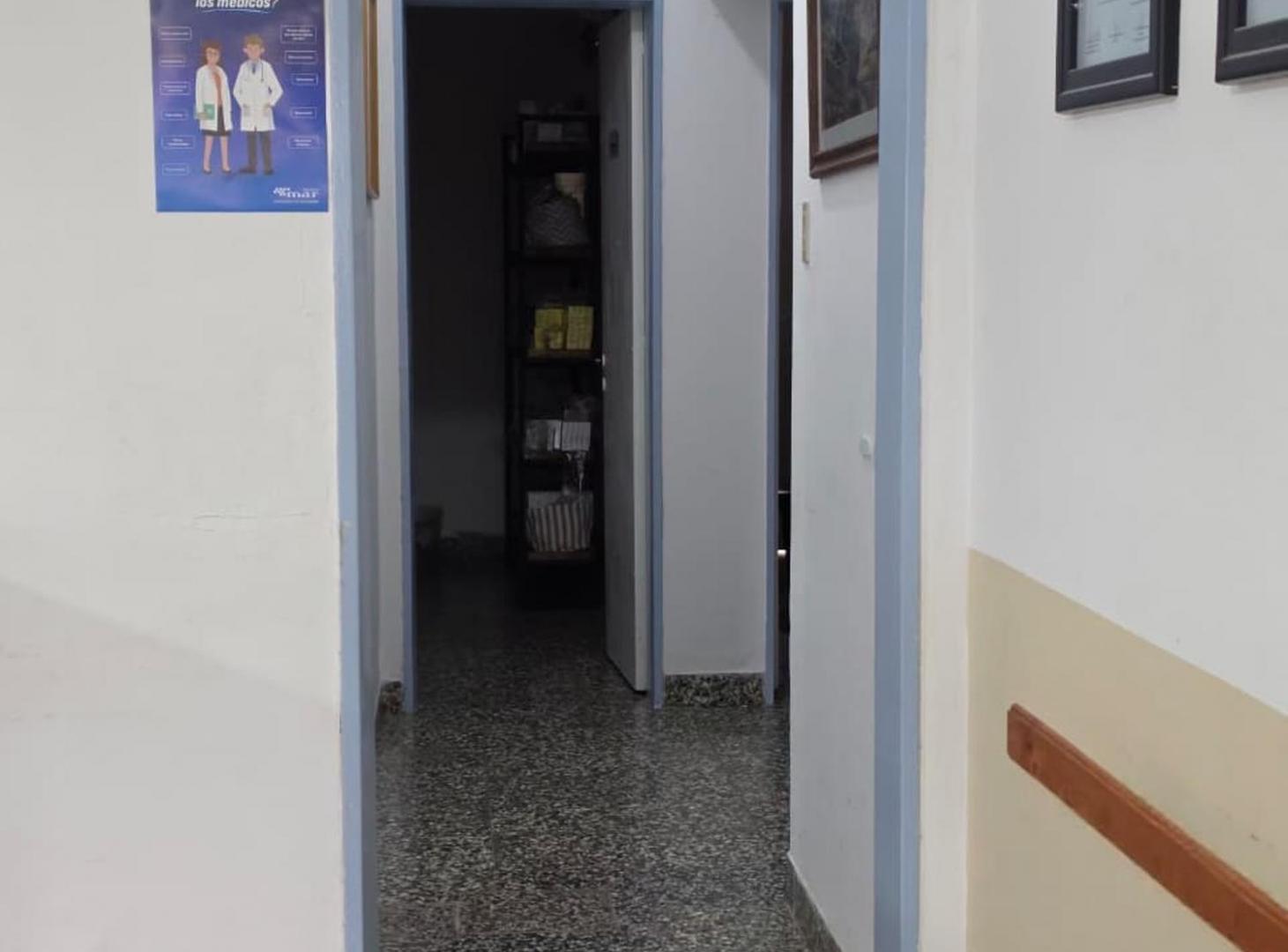 Foto de VENDO CASA | Ubicación privilegiada sobre Av Rolon, imagen 4