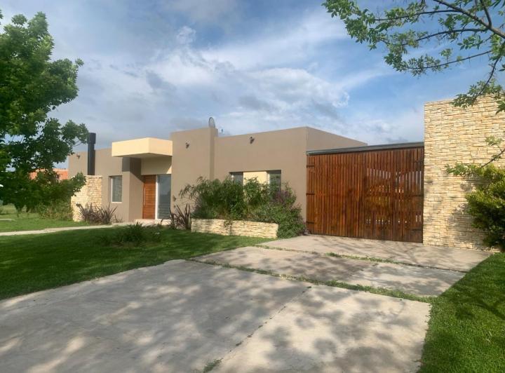 CASA VENTA / ALQUILER 3 dormitorios, hab. de servicio, piscina, lote interno El Canton Golf Escobar 3