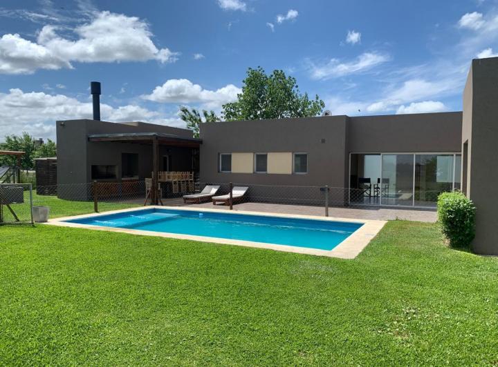 CASA VENTA / ALQUILER 3 dormitorios, hab. de servicio, piscina, lote interno El Canton Golf Escobar 2