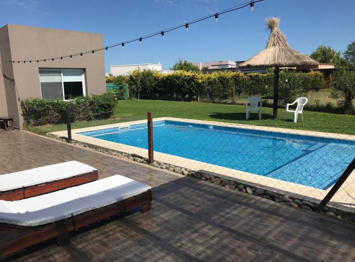 CASA VENTA / ALQUILER 3 dormitorios, hab. de servicio, piscina, lote interno El Canton Golf Escobar 1