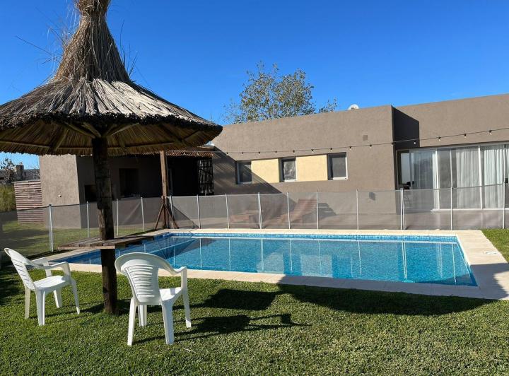 CASA VENTA / ALQUILER 3 dormitorios, hab. de servicio, piscina, lote interno El Canton Golf Escobar 4