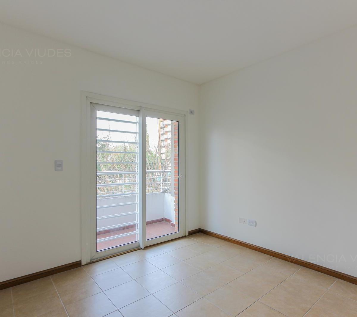 Venta Departamento 4 Ambientes con Cochera en Moron Sur 2