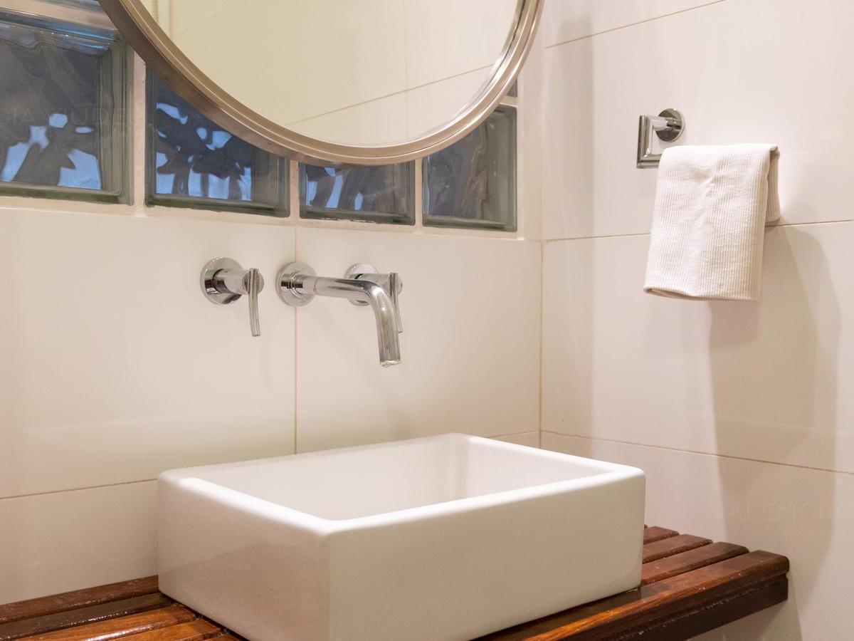 Venta de Casa 8 Ambientes en Hurlingham con Piscina y Quincho 4