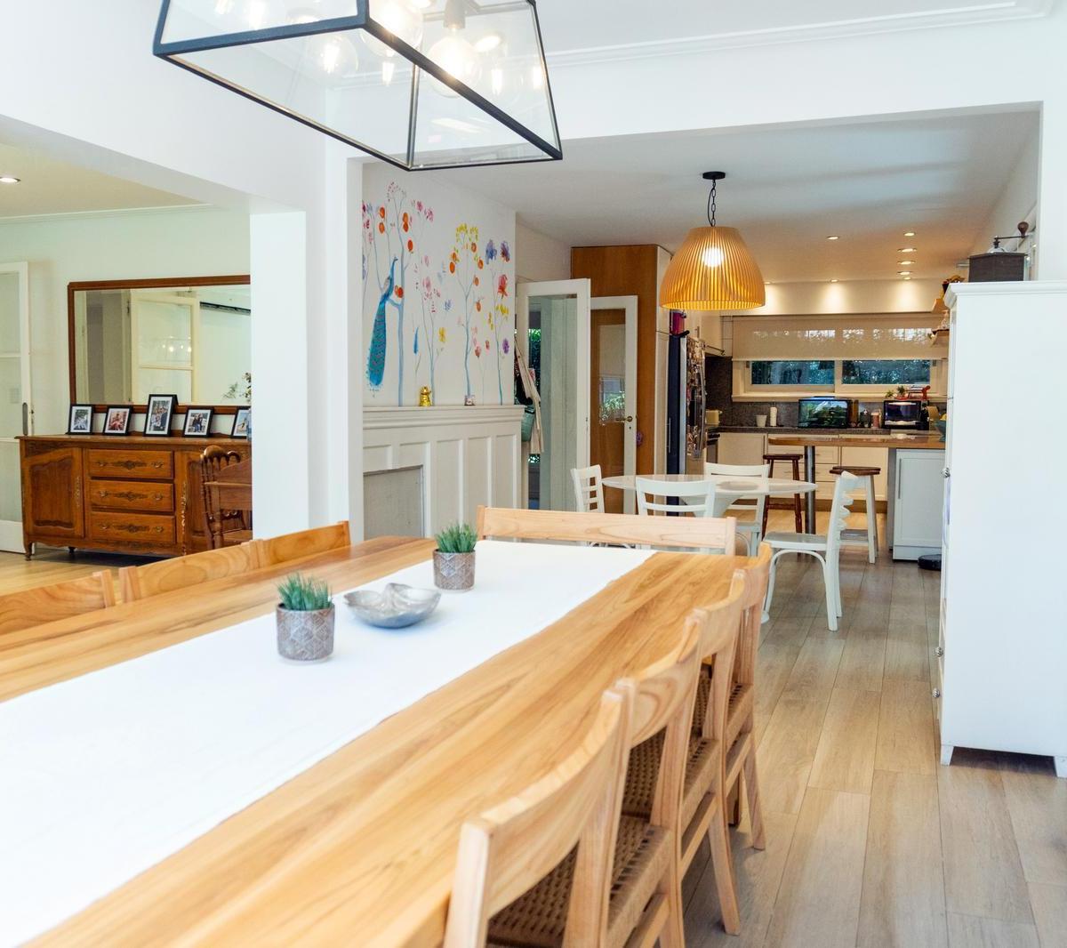 Venta de Casa 8 Ambientes en Hurlingham con Piscina y Quincho 1