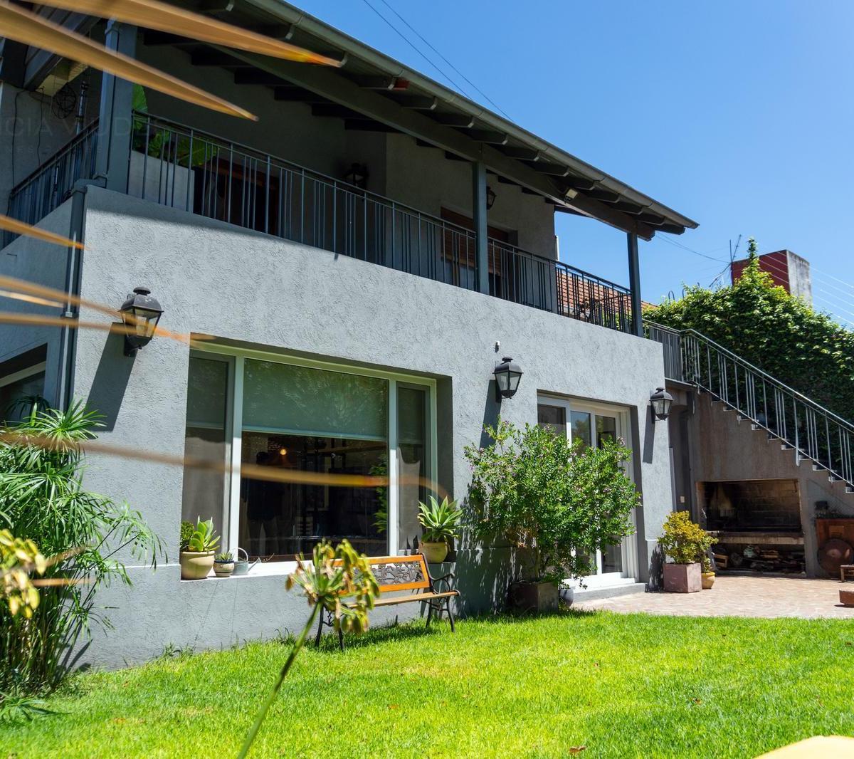 Venta de Casa 8 Ambientes en Hurlingham con Piscina y Quincho 5